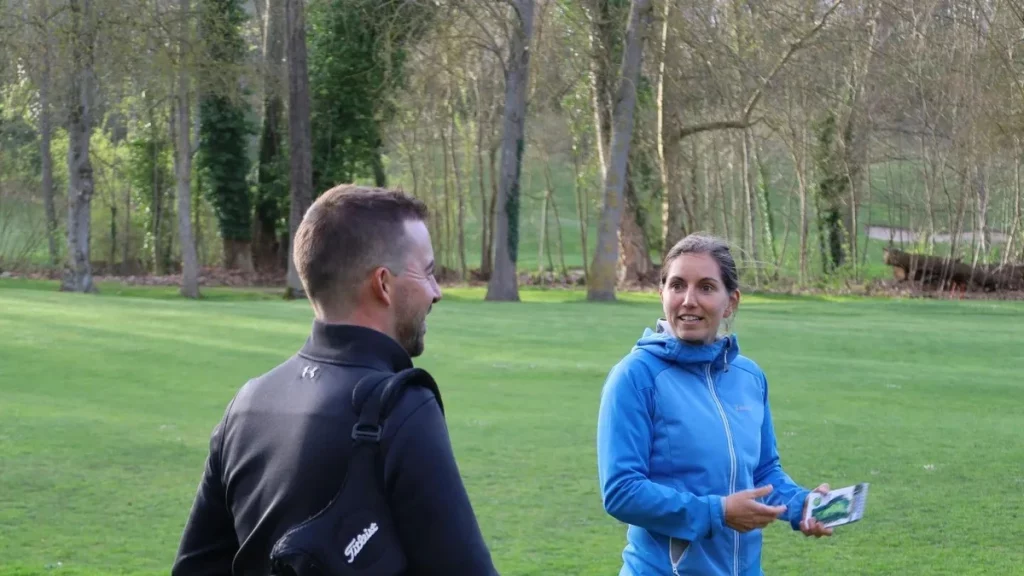 Johanne Surcouf accompagnant un sportif en préparation mentale sur le terrain