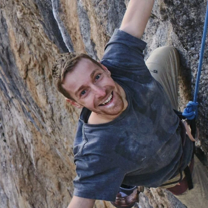 Romain Rogue, entraîneur escalade VERTICAL SHIFT, en falaise