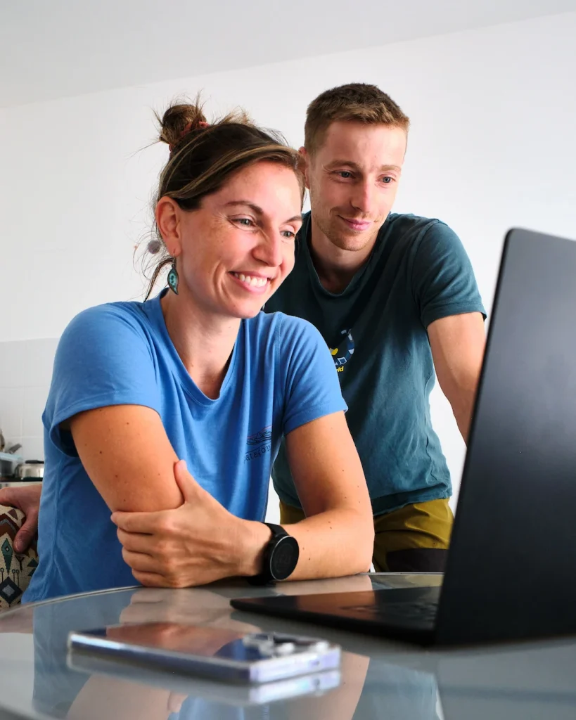 Romain et Johanne de VERTICAL SHIFT répondent aux demandes de contact