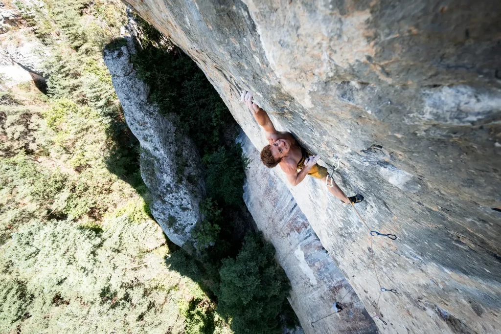 Romain Rogue en escalade sur une voie de falaise calcaire